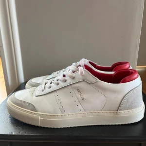 Axel arigato skor - Axel arigato White/red dunk storlek 43 Bara använda några gånger så de är så gott som nya 😊 skriv vid funderingar, pris är inte hugget i sten! (1700 nypris)