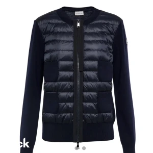 SÖKER Moncler cardigan  - Söker denna jacka i storlek m eller s beroende på passform till ett bra billigt pris. Helst svart men mörkblå funkar också.
