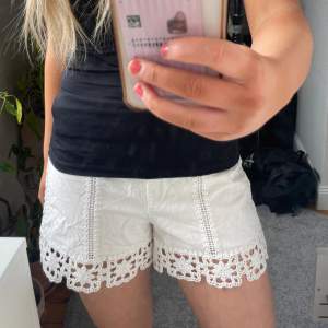 Supersnygga spetsshorts från zara, knappt använda!!! Jättefina nu till våren/sommaren Ganska häg midja men går att vika ner enkelt och diskret! 