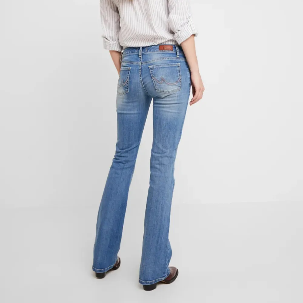 Säljer dessa ljusblå ltb jeans pg brost av användning annars är de jätte fina!💕. Jeans & Byxor.