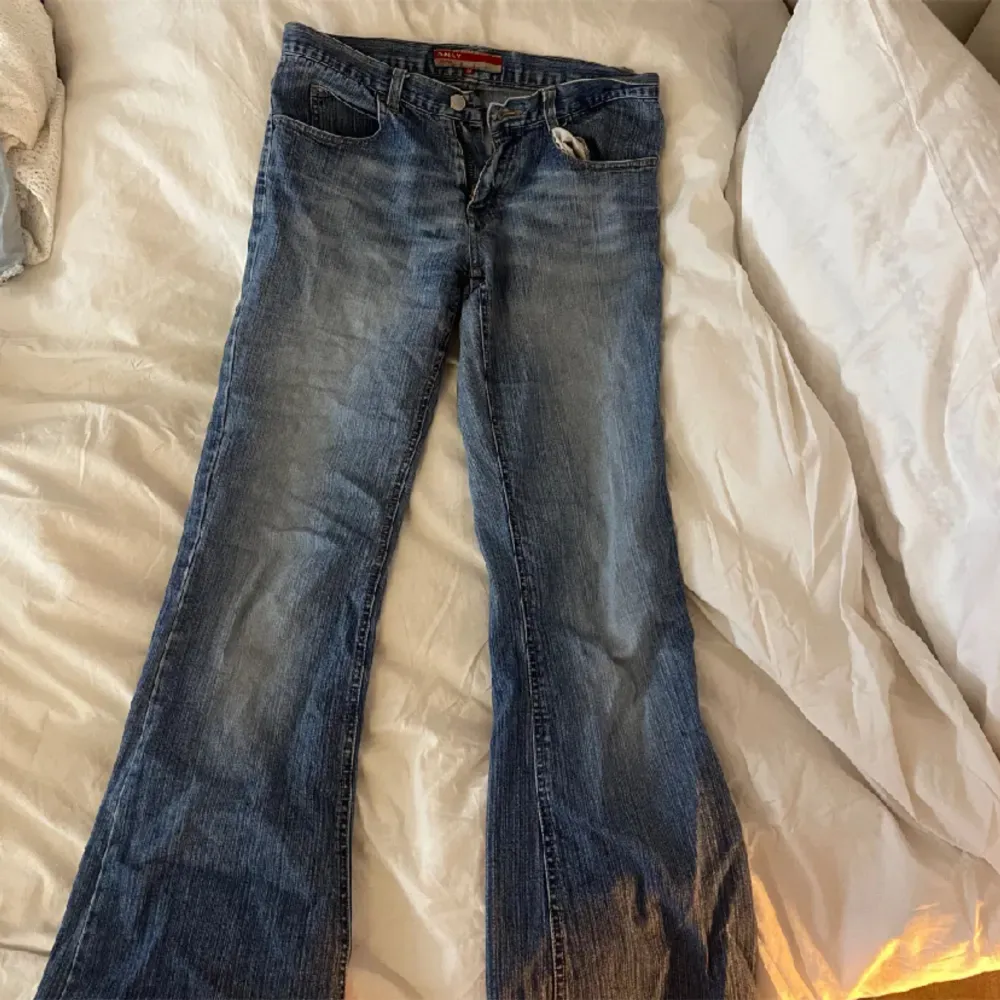 Lågmidjade only jeans, säljer för jag behöver pengar🫶🫶. Jeans & Byxor.