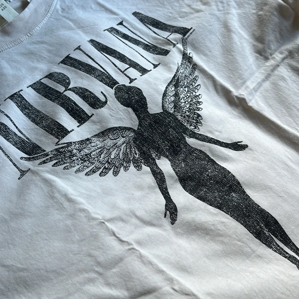 säljer denna nirvana tshirt eftersom den inte kommer till användning längre 💕. T-shirts.