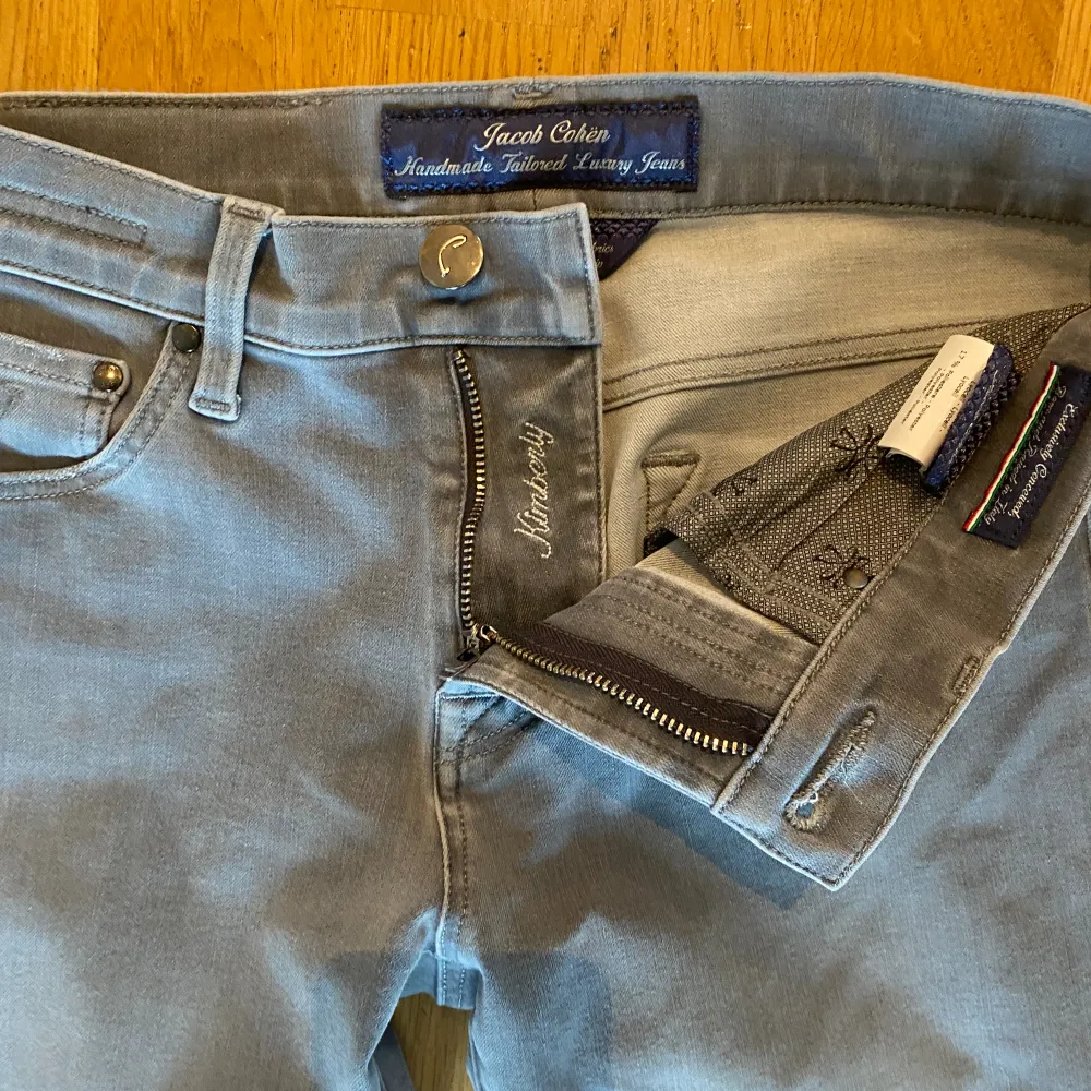 Tja! Säljer ett par jeans från Jacob Cohen som gör handsydda jeans i södra Italien. Storleken på jeansen är 27. Skicket är 9/10 inga defekter. Vid frågor är de bara o skriva. Jeans & Byxor.