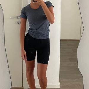 Svarta cykelbyxor kan även användas som under kjol/klännings shorts