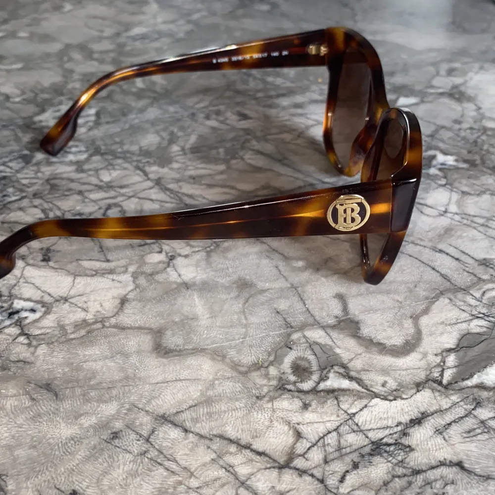 Ett par solglasögon från burberry, givetvis äkta. Nypris ca. 1700kr  Nyskick, 10/10 Mitt pris 999kr. Accessoarer.