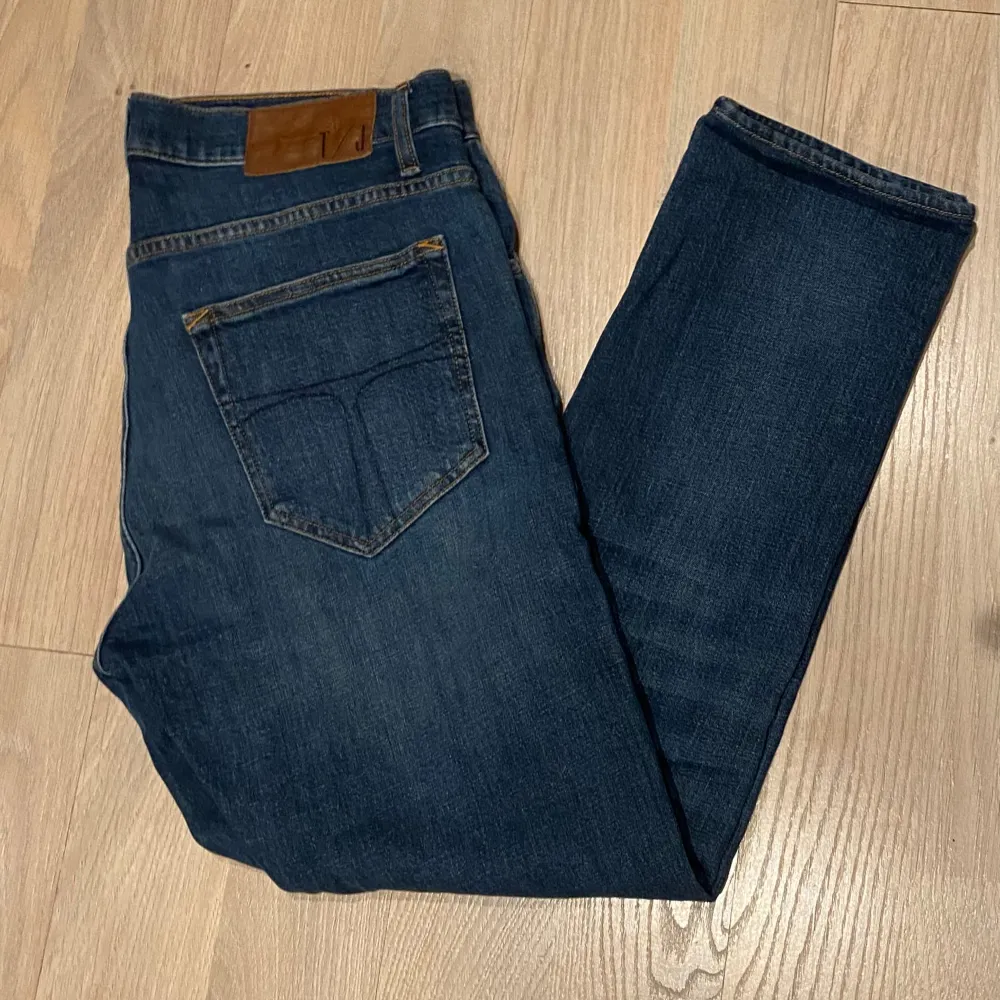 Säljer nu dessa asfeta Tiger of Sweden jeans i ett gott skick! Storleken är 31/32 men sitter mer som 31/30! Nypris ligger på ca 1600kr❌ säljer nu för endast 349kr✅! Hör av dig vid minsta lilla fundering!! 😊😊. Jeans & Byxor.