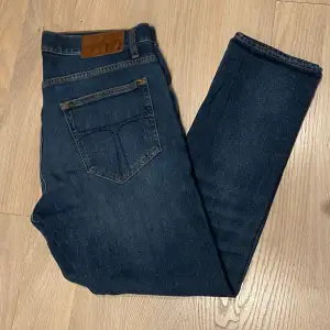 Säljer nu dessa asfeta Tiger of Sweden jeans i ett gott skick! Storleken är 31/32 men sitter mer som 31/30! Nypris ligger på ca 1600kr❌ säljer nu för endast 349kr✅! Hör av dig vid minsta lilla fundering!! 😊😊