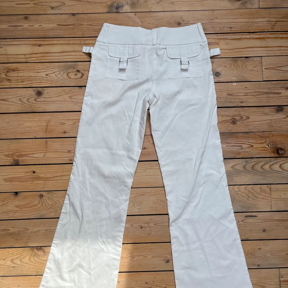 Vita kostymbyxor med fickor🤍 . Jeans & Byxor.