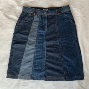 Statement kjol!💋 - Ascool unik kjol i olika jeansnyanser! Sjukt användbar och kul att styla - den ser asbra ut med andra jeansplagg eller något monokromt. Uppskattningsvis M/L, 100% bomull och väldigt bra skick! Skriv gärna om du undrar något💋