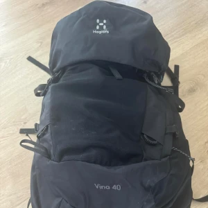 Haglöfs Vina 40L ryggsäck - Vina 40L  Vina är smart utformad för bra ryggventilation och det är enkelt att komma åt dina saker. Fickor och vatten förvaras lättåtkomligt och storleken är utformad för tuffa, kortare vandringar.  Nypris 1800kr
