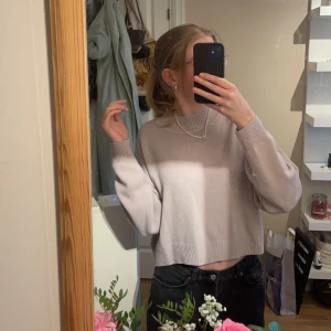 Stickad tröja  - Super mjuk och skön tröja från H&M! Kommer inte till användning så säljer av den anledningen. Skriv för fler bilder, riktiga färgen framkommer inte riktigt på bilder men visar mer noga om nån är intresserad!❤️