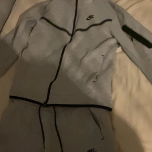 Nike Tech fleece full dress - Säljer för att den inte har kommit till användning. Skick 9,5/10