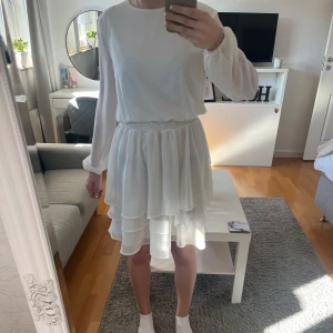 Vit klänning - Säljer min super söta konfirmations klänning. Köpt på bubbelroom men märket är SisterS. Super fin med volanger, kanske en klänning till din konfirmation, studen eller skolavslutning. För fler bilder skriv privat till mig.