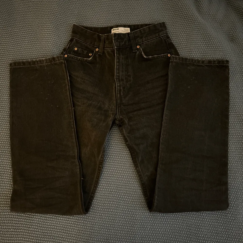 Svarta raka jeans! Högmidjade. Fickor både på framsidan och baksidan. Säljer för de är tighta vid midjan på mig :( . Jeans & Byxor.