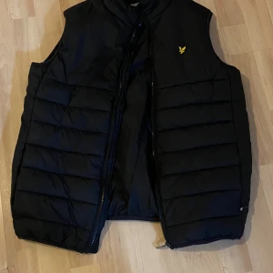 Lyle & Scott väst  - Skick 8/10, västen är i bra skick, dock så finns det ett litet hål längst ner men det syns knappt. Därav det låga priset. 