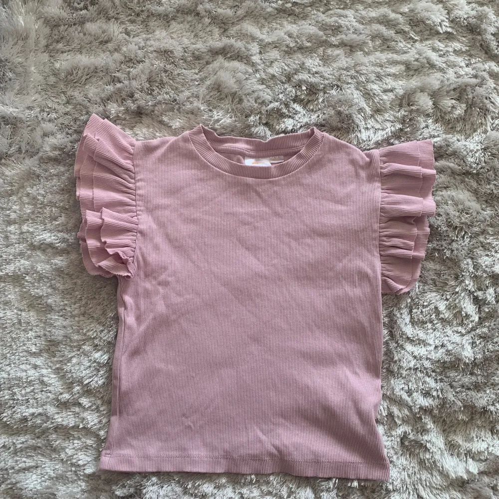 Jätte fin rosa volang tröja från Gina tricot. Knappt andvänd och har inga defekter eller fläckar💘 Ny pris 150 men säljer för 60❤️. Toppar.