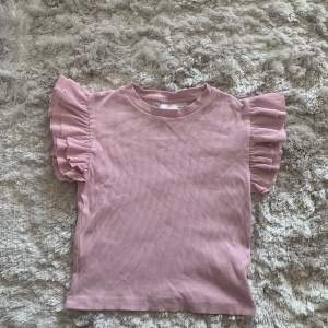 Jätte fin rosa volang tröja från Gina tricot. Knappt andvänd och har inga defekter eller fläckar💘 Ny pris 150 men säljer för 60❤️