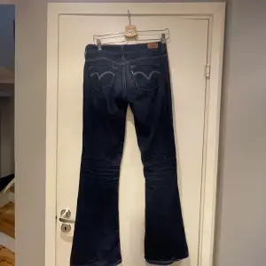 Mörktblått jeans tyg strl: midja 29 längd 32. Lågmidjade, sitter jättebra på!! Pris kan diskuteras vid snabb affär.