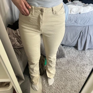 Krämvita jeans från Zara - Kräm vita jeans från zara, använda en gång 