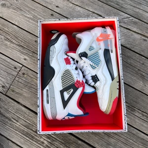 Jordan 4 ”what the” - Storlek: 43, bra men använt skick! Box ingår! /Äkhetsbevis finns, kan även skicka bilder om det är någon som vill göra test själv. Skriv gärna om du har några frågor eller funderingar.