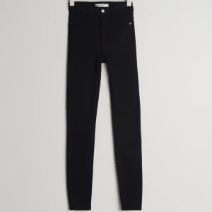 Molly jeans - Säljer mina Molly jeans ifrån Gina Tricot, högmidjade. 🤍 Hade ingen bild på mina sparade men kan ordnas om så önskas, skicket är inte nyskick men ff bra o fint skick. 🤍