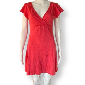 Rosa Klänning  - I fint skick! Dock ett litet hål som syns vid bysten på sista bilden. Storlek M 