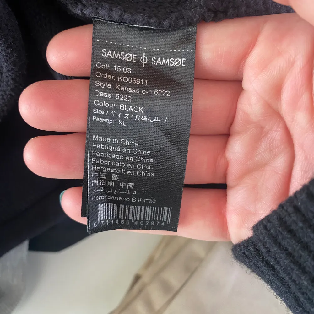 Fint stickad tröja från Samsoe Samsoe med en snygg rund halsring! Säljer för min kille🌸 Storlek XL, men skulle säga att den passar fint för L också! . Tröjor & Koftor.