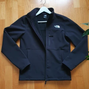 The North Face vindjacka vårjacka softshell  - Mycket bra skick knappt använd, qr fungerar, längd 68cm bredd 54cm, fungerar utmärkt som vårjacka, både vin och vattentät 