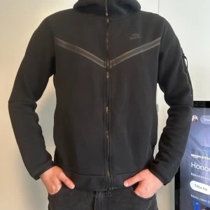 Nike tech - Säljer min Nike tech för 300 använd men i bra skick💪🏻 