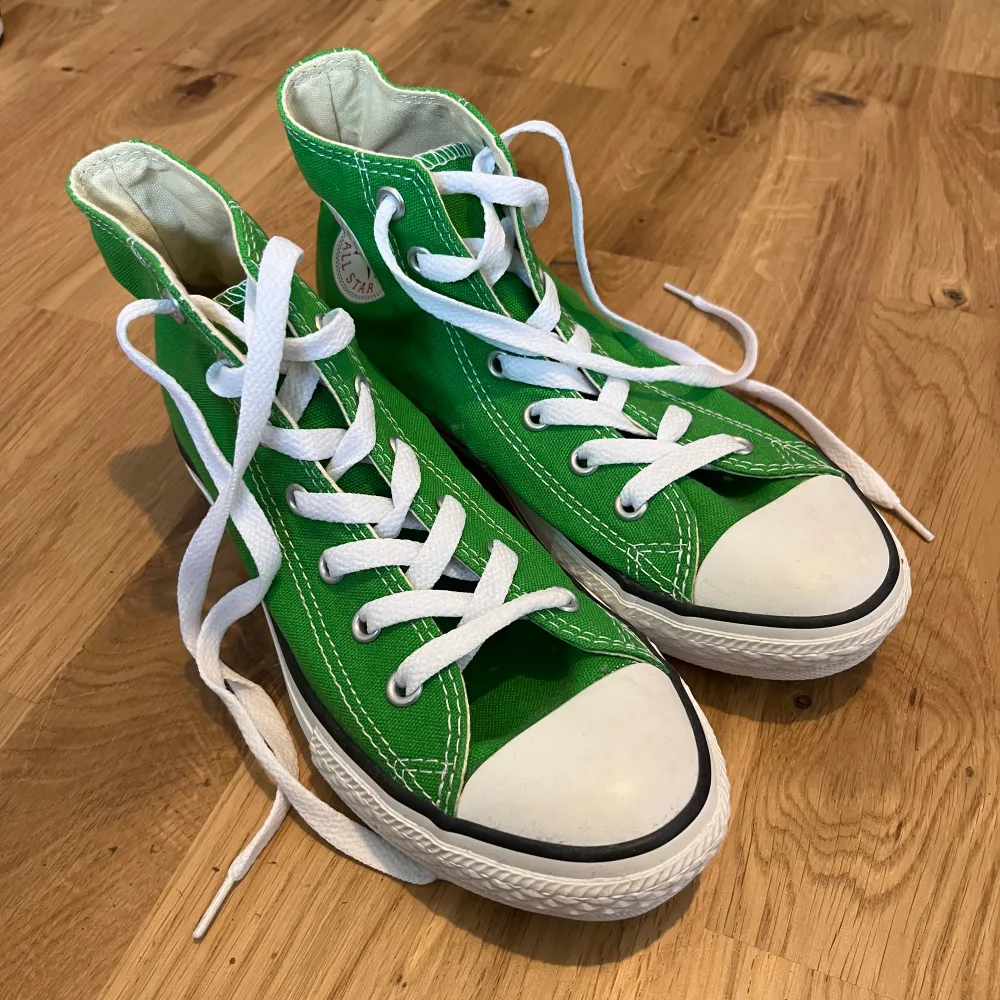 Gröna converse endast använda en gång så nästan nyskick!💚. Skor.