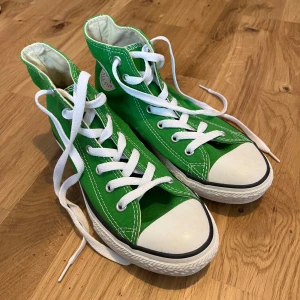 Converse - Gröna converse endast använda en gång så nästan nyskick!💚