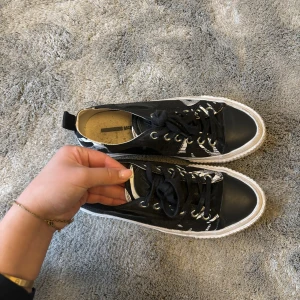 Alexander McQueen sneakers - Säljer mina snygga Alexander mcqueen sneakers, storlek 38