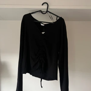 Topp - Så fin svart topp med knyten. Aldrig använd!🖤