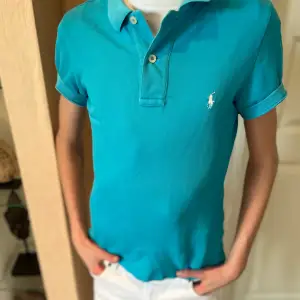 Polo Ralph lauren Piké👔, färgen är turkos och väldigt fräsch till sommaren🩵, storlek 162, modellen är 160 och passar perfekt🙏🏽, 1-3 arbetsdagar🚛 pris kan alltid diskuteras💵 snabba svar💬