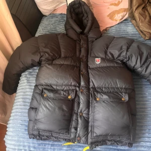 Fjällräven jacka svart - Jag köpte min jacka på blocket. Den va för stor så jag haf aldrig orkat bära den.  Den är i bra skick ,