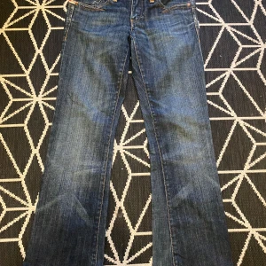 Low waist jeans  - Skit snygga jeans men för små. Dem passar i längden. Väldigt bra skick. Midjemått 76 cm innerbenslängd 76 cm. Köpta för 450 säljer för 300kr pris kan diskuteras.
