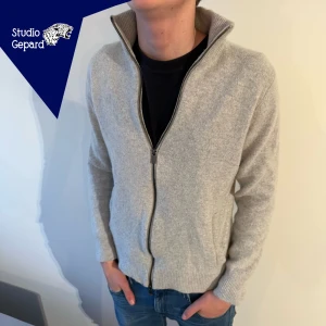 SNYGG MASSIMO DUTTI TÖRJA - Massimo dutti kofta | Skick 9/10 |Strl S/M | Vårt pris 399kr | Modellen är 180cm lång | Hör gärna av dig vid frågor eller funderingar! 