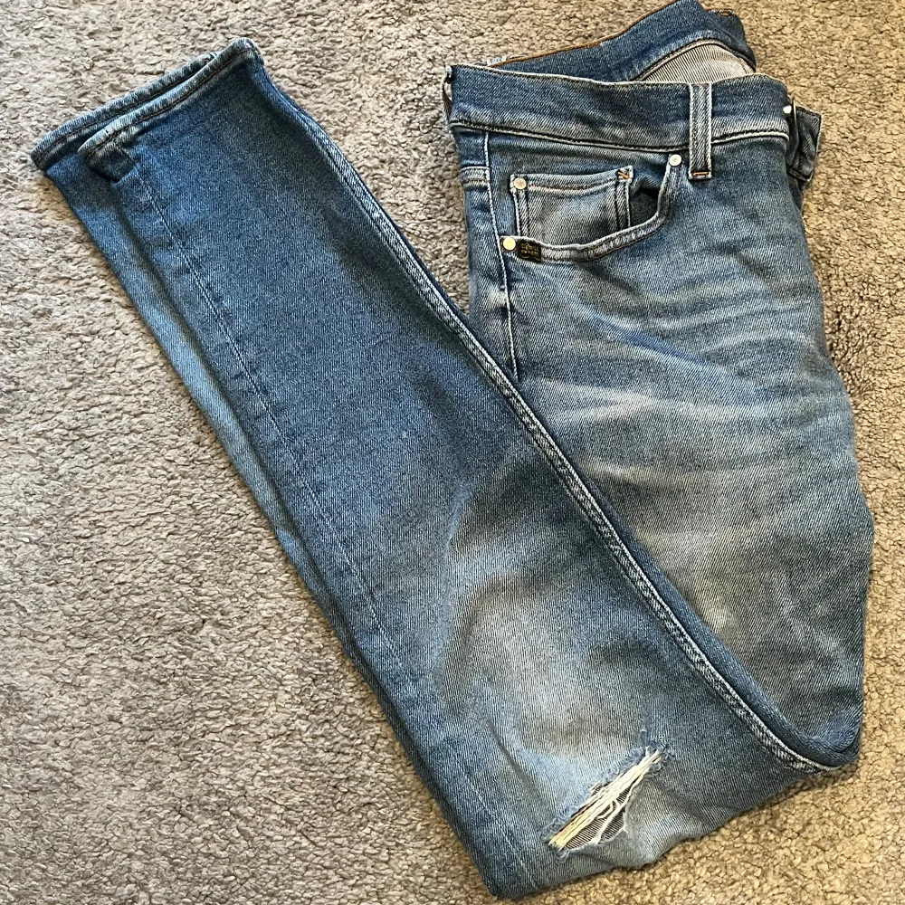 Säljer ett par feta jeans i slim. Skick 9/10. Fråga på. Kan sänka priset vid snabb affär. Jeans & Byxor.