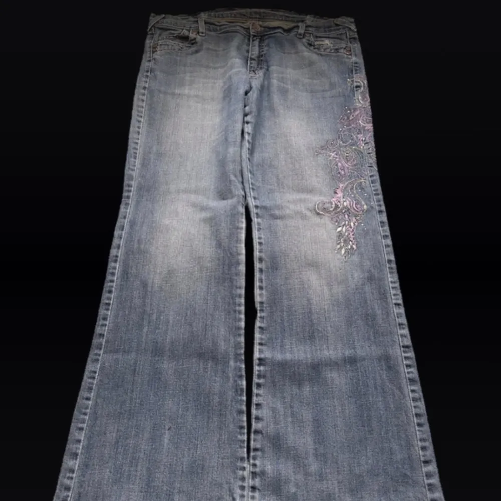 Low waist bootcut jeans med broderade blommor på sidan av benet! Super fina men inte min stil längre 💓Längd 108 cm ytterben, midja 47 cm  rakt över och benöppning 27 cm (längst ner på byxan) 💓. Jeans & Byxor.