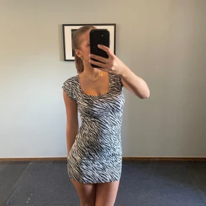 Zebra mönster klänning - Världens skönaste och finaste klänning som jag ej kommer använda mer tyvärr. Man kan ha den som på första bilden och andra, alltså off shoulder. Inga defekter. Storlek xs. Perfekt längd. Jag är 165 cm lång. Och den går under rumpan. Den skimrar lite