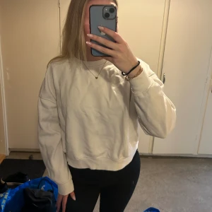 Sweatshirt - Vit sweatshirt från lager 157💓 Den är i strl S
