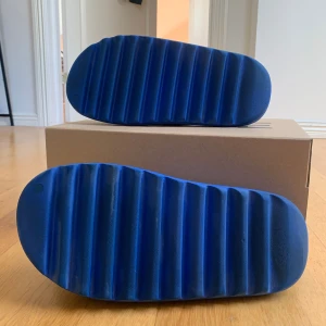 Yeezy slide azure blue - Äkta yeezy slide sure blue. Säljs pga att de inte kommer till användning. Pris är diskuterbart. Skick 9/10