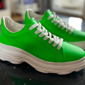 Difficult by P sneakers  - Läckra sommar skor som sticker ut! Hand- och randsydda sneakers i utsökt kalvskinn från italienska Toscana. Limited Edition: Varje sko är unik och det finns bara 100 exemplar. Design: Patrick Ekwall. Nypris 2900;-  
