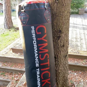 Boxningssäck (Proffs, 30kg Heavy) - Säljer pga att jag kanppt använde den.  Använt MAX 8 tillfällen. Som helt ny  På stadium går den för 1600kr men man måste oftast köpa via webben så det blir 2000kr. Så säljer min nu för 1090kr då den knappt är använd   Mått: 110 x 35 x 35 cm Vikt: 30