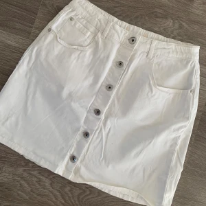 jeans kjol - i storlek (xs) ifrån kappahl! Säljer för 150kr
