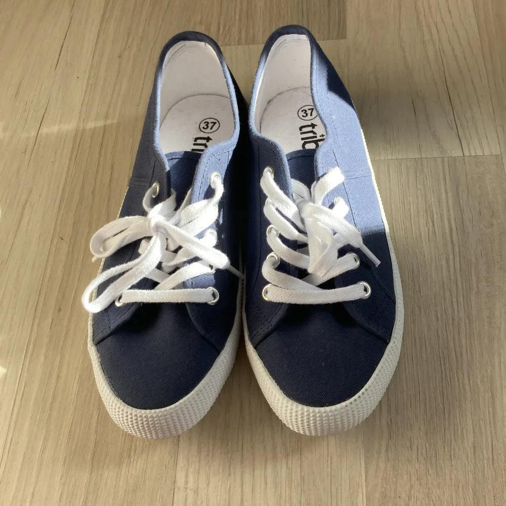 Oanvända superfina mörkblå skor med vita snören som är perfekta nu till våren och sommaren!🌸 Köpt från märket Tribute🫶🏼. Skor.