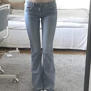 Säljer nu dessa lågmidjade bootcut jeans från Zara! Ljusblåa, uppsprättade där nere! Jag är 169cm!❣️👌🏻⭐️