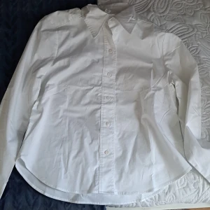 Vit Skjorta🤍 - Helt Oanvänd och ny🫶🏻🩷 Fick som present men den var tyvärr för stor för mig🌷 