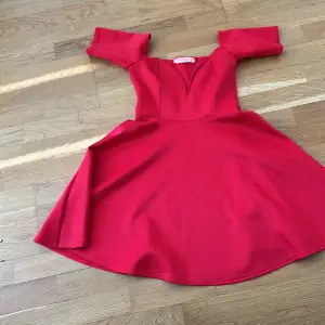 Så söt nästan ny röd klänning med hjärtformad urringning 