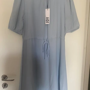 Klänning - Aldrig använd, prislapp kvar